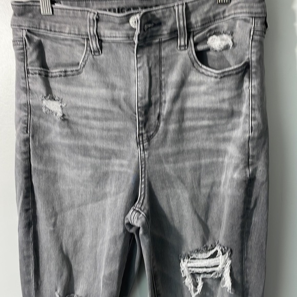American Eagle Super high rise jegging size 8. Grey distressed. - Picture 3 of 9